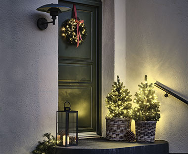 Umjetni borovi BERLINGR, LED lampice ELDE i vijenac FENRIS na vratima