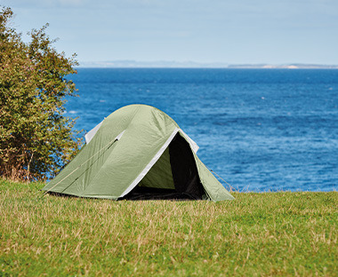 Šator na travi uz more