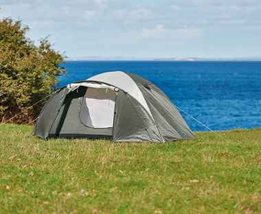 Veliki šator za kampiranje na obali