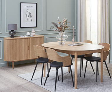 Blagovaonski stol ovalnog oblika i drveno-tapecirane stolice