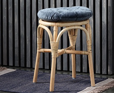 Natur stolac sa sivim jastukom za stolice