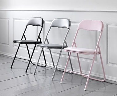 Tri rasklopne stolice različite boje jedna uz drugu