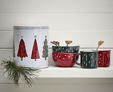 Limena kutija za kekse, zdjelice i keramičke šalice s božićnim motivima