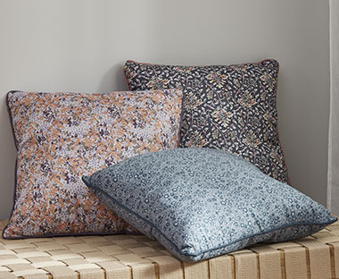 Tri jastuka s cvjetnim uzorkom