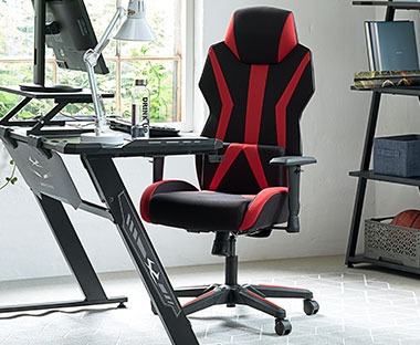 gejming stolica crveno-crne boje za modernim radnim stolom