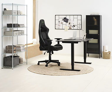Gejmerska stolica s crnim radnim stolom koji se može podići