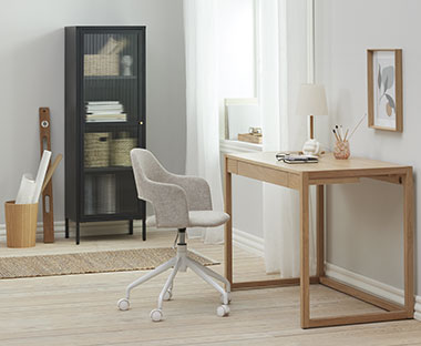Radni stol od drva s bijelom-bež stolicom u radnoj sobi