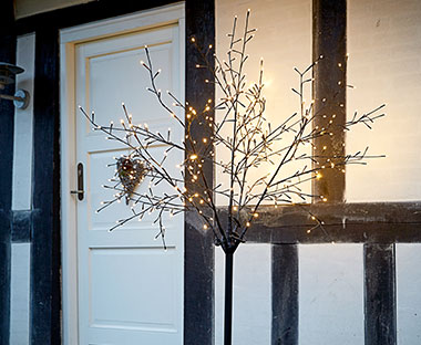 YGGDRASIL svjetleće drvce ispred ulaznih vrata kuće