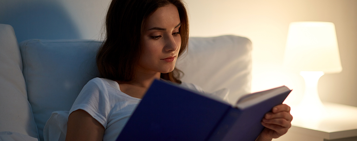 Djevojka čita knjigu prije spavanja