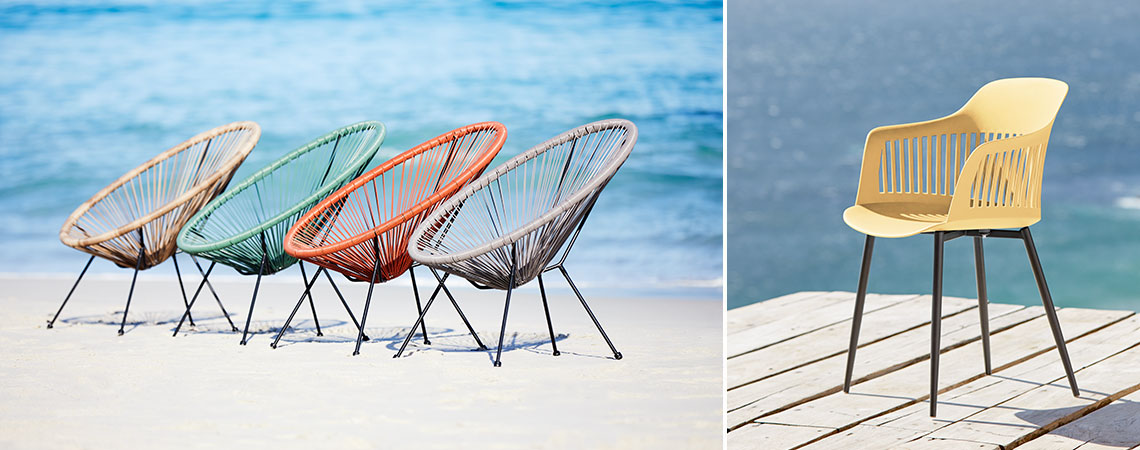 Vrtne stolice s različitim bojama na osunčanoj terasi pored mora