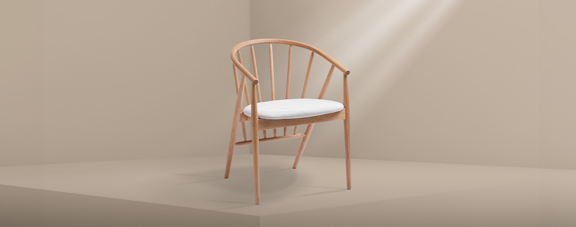 Blagovaonska stolica od hrastovine s prljavo bijelim sjedalom od punog hrasta
