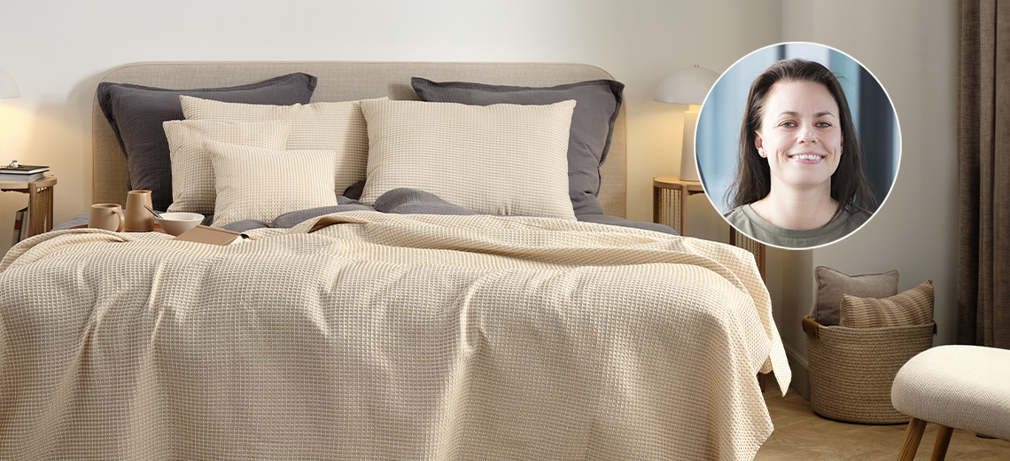 Kućni tekstil: posteljina i ukrasni jastuci na krevetu u spavaćoj sobi sa menadžericom kategorije Sarom Højgaard Rasmussen