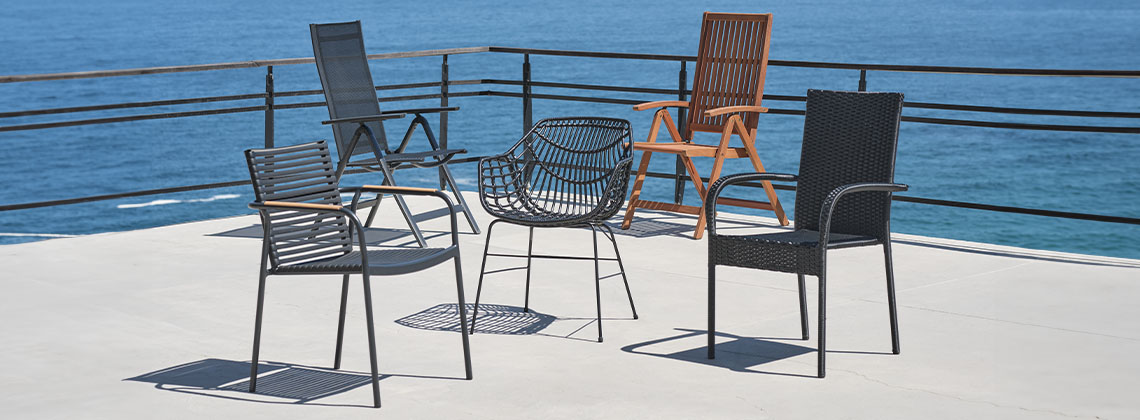 5 različitih vrtnih stolica na terasi s pogledom na ocean