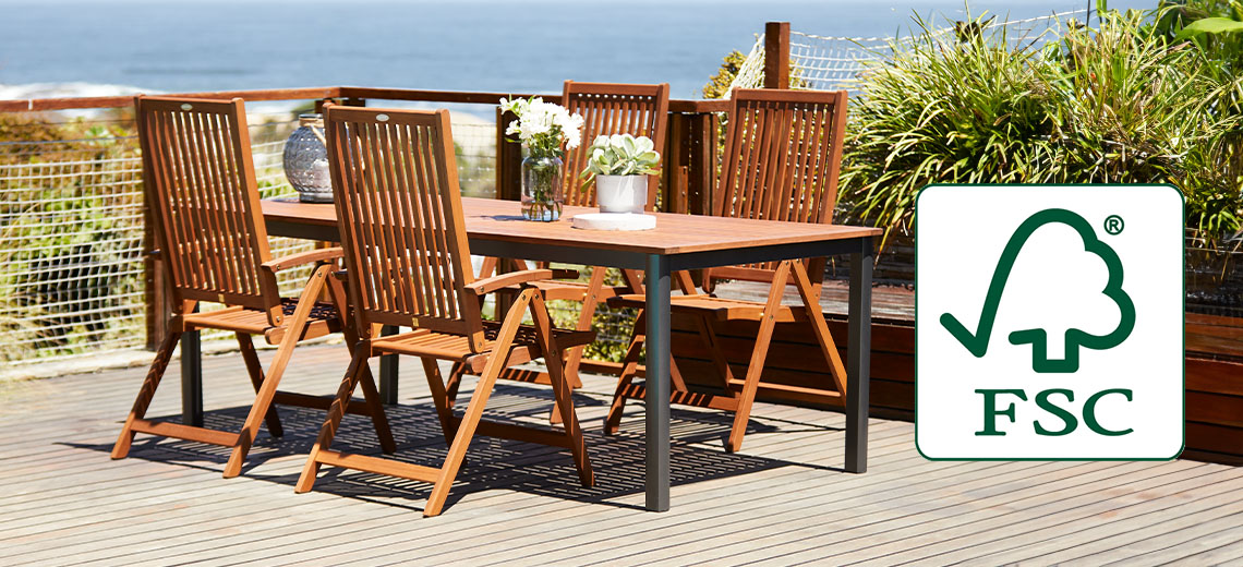Vrtni stol i 4 stolice od FSC certificiranog drva na terasi