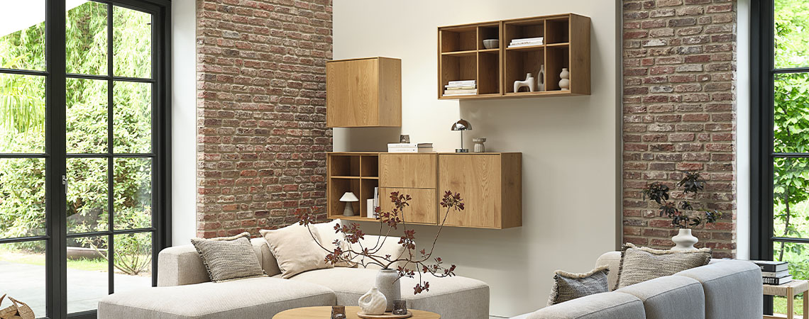 Zidni moduli SKALS i GEDSER prilagođeni po mjeri doma Namještaj koji se sastoji od nekoliko zidnih modula montiranih na zid u dnevnoj sobi