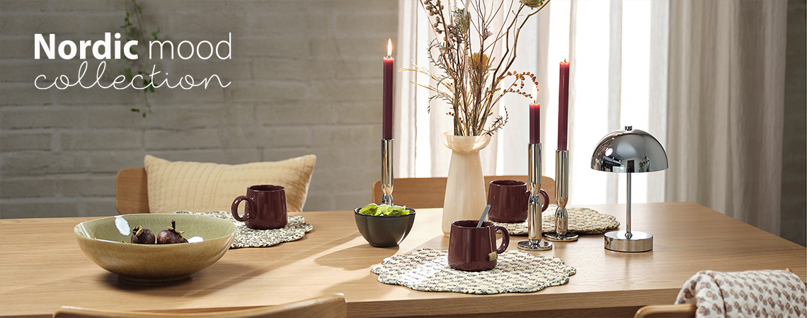 Blagovaonski stol sa zdjelama, šalicama, podmetačima, vazom, svijećnjacima i baterijskom lampom