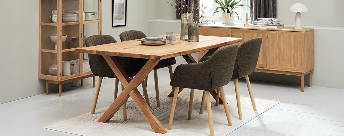 FSC-certificirani namještaj od punog drva i furnira, kao što su blagovaonski stol, vitrina i komoda u blagovaonici