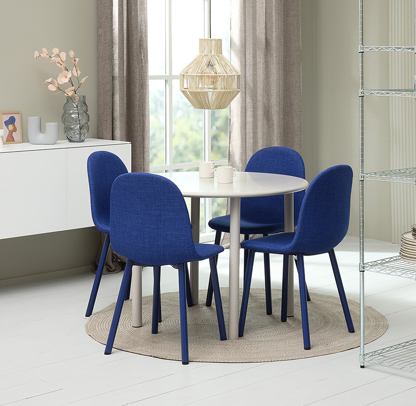 Kobaltnoplave blagovaonske stolice i bijeli okrugli blagovaonski stol