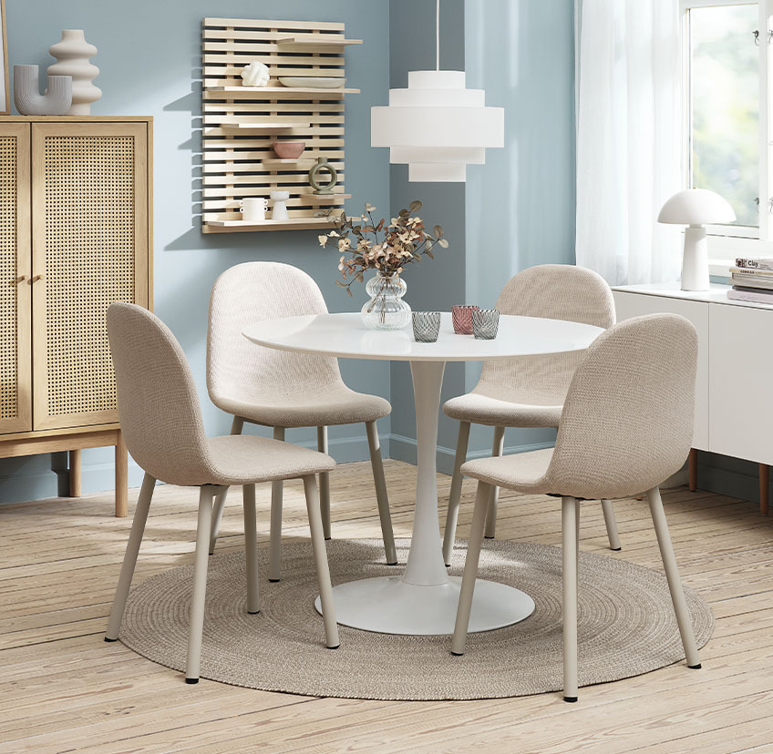 Blagovaonske stolice svjetlobež boje i okrugli bijeli stol