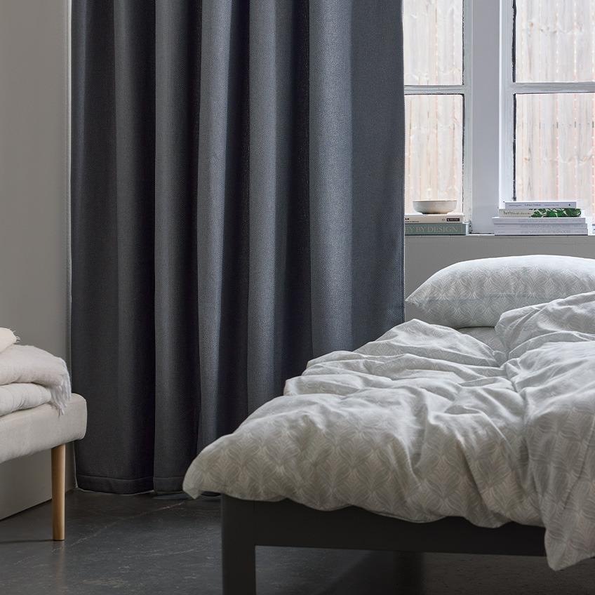izolacijska zavjesa HERDLA  u sivoj boji u spavaćoj sobi
