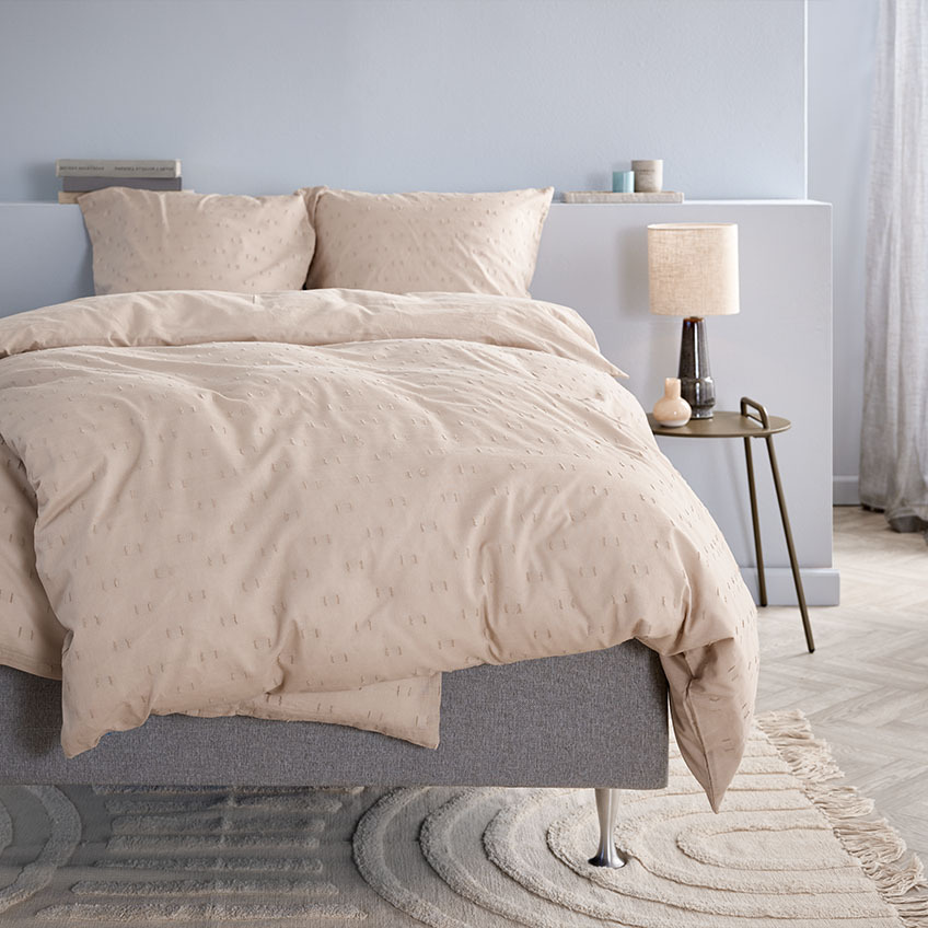 Elegantna posteljina boje pijeska u sobi