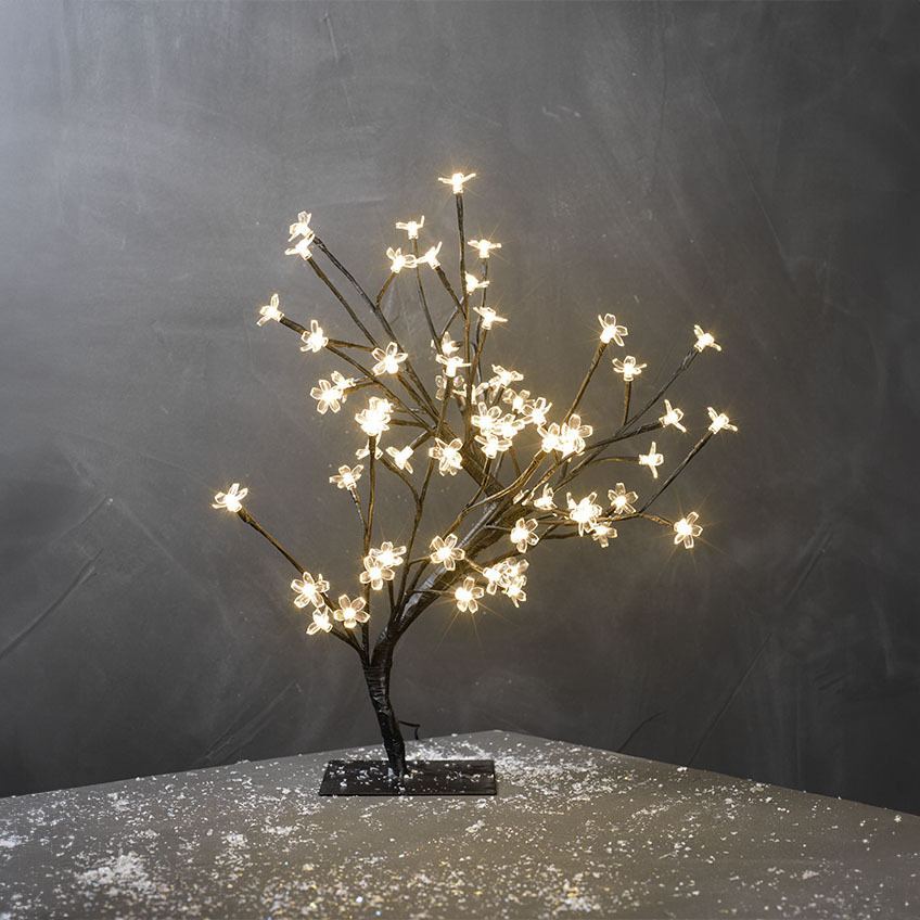 Malo LED drvce kao božićni ukras