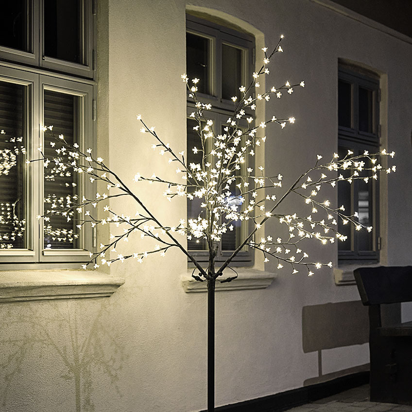 Veliko LED svjetleće drvce osvjetljava kuću i dvorište