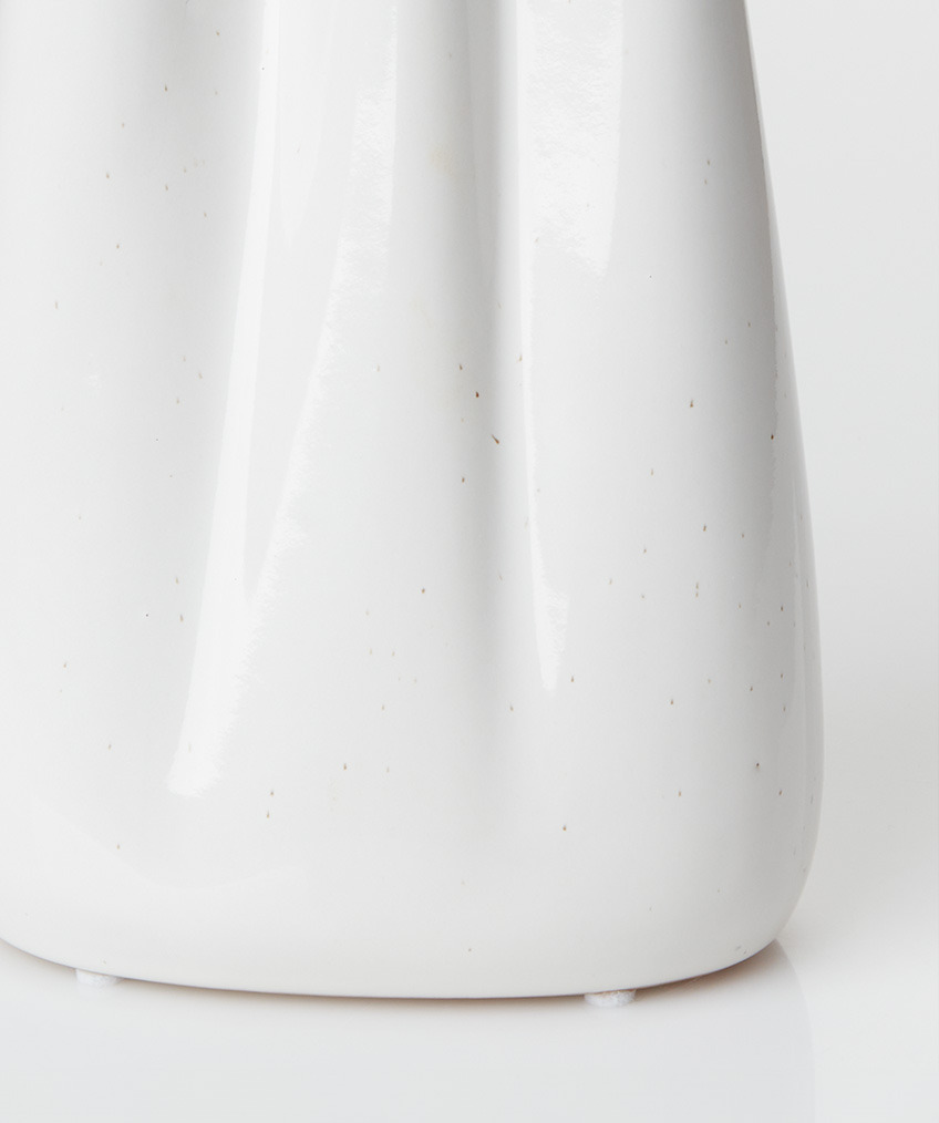 detalj dna bijele vaze