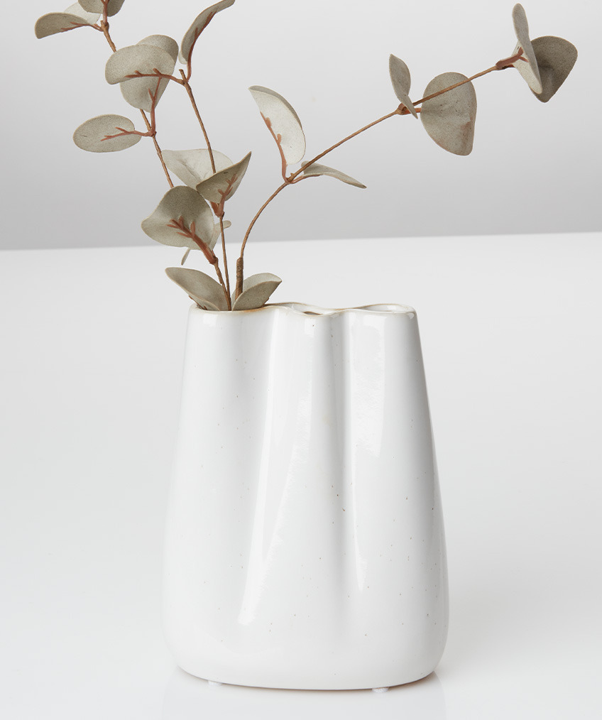 bijela vaza sa suhom grančicom