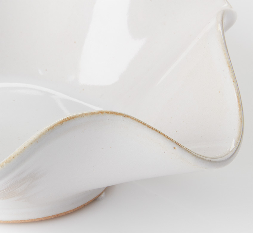 Bijela zdjela s valovitim rubovima i organskim zakrivljenjima