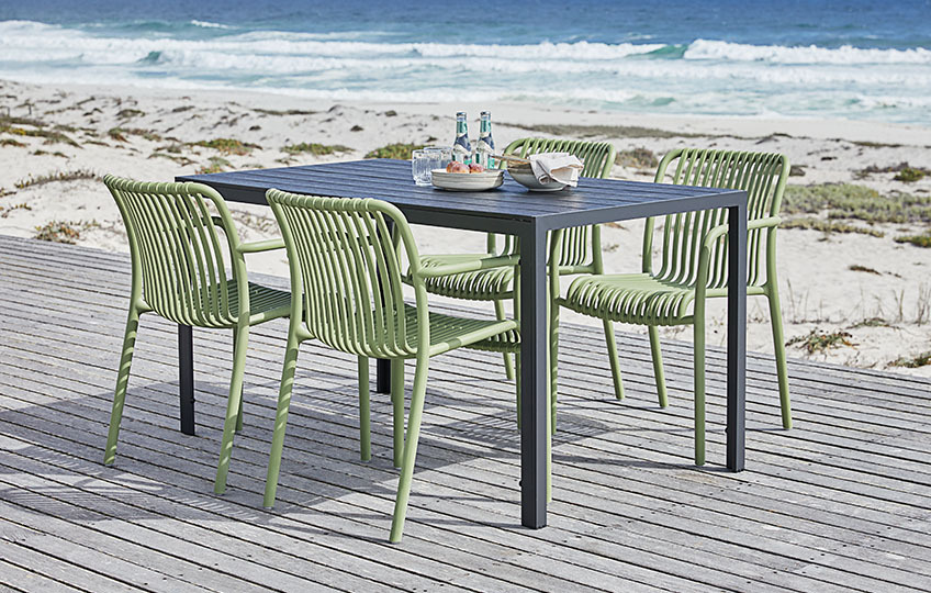 Vrtni stol od umjetnog drva i zelene plastične stolice