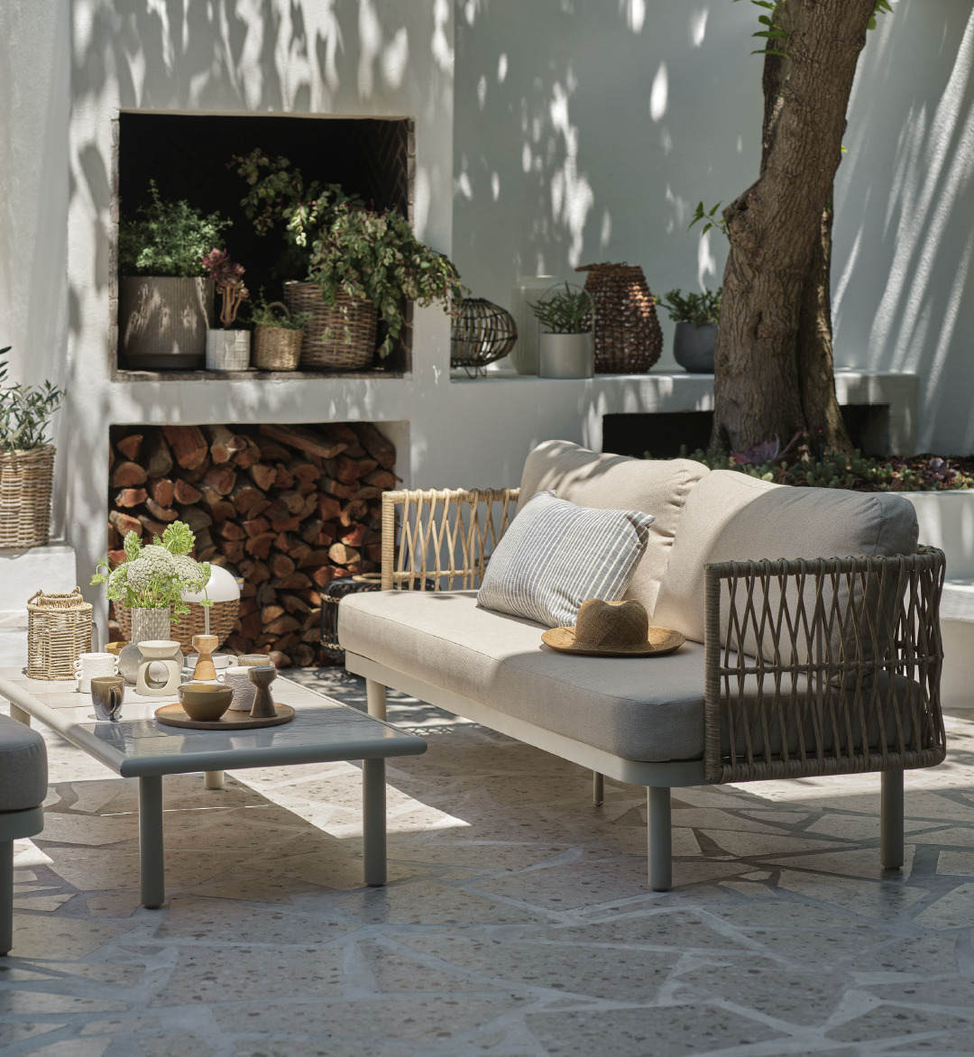 Lijepa i udobna lounge sofa i stolić na sunčanoj terasi