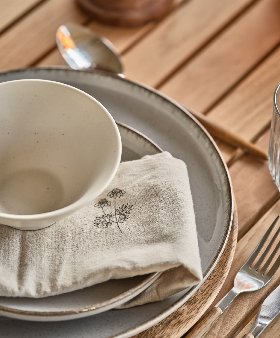 Sivi tanjuri, lijepi laneni ubrus i bijela zdjela na drvenom stolu