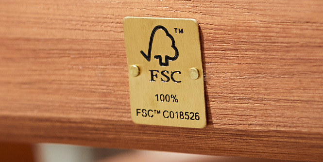 Metalna ploča s FSC logotipom na namještaju od tvrdog drva