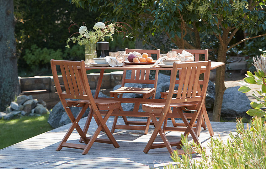 Vrtni stol i vrtne stolice od punog eukaliptusa na terasi