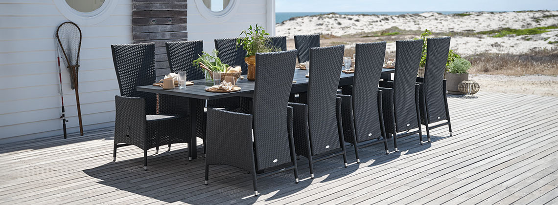 Veliki vrtni stol i stolice za 10 ili 12 osoba na terasi uz plažu