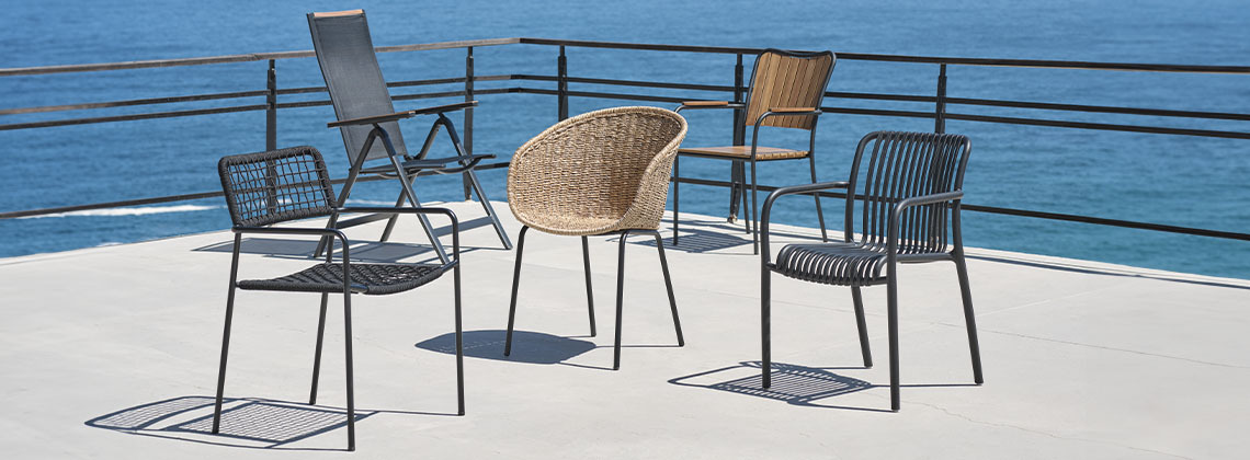Izbor pet vrtnih stolica na terasi uz more