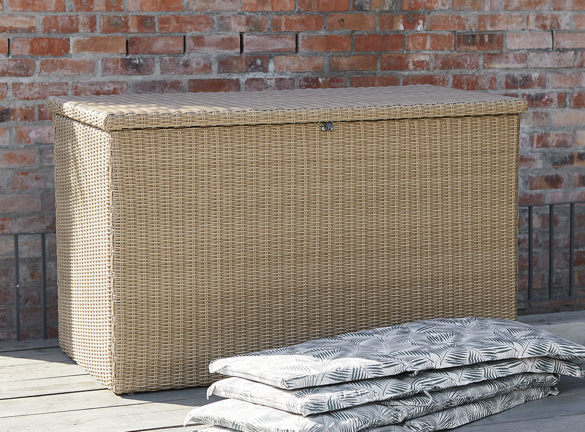 Sanduk za jastuke na drvenoj terasi