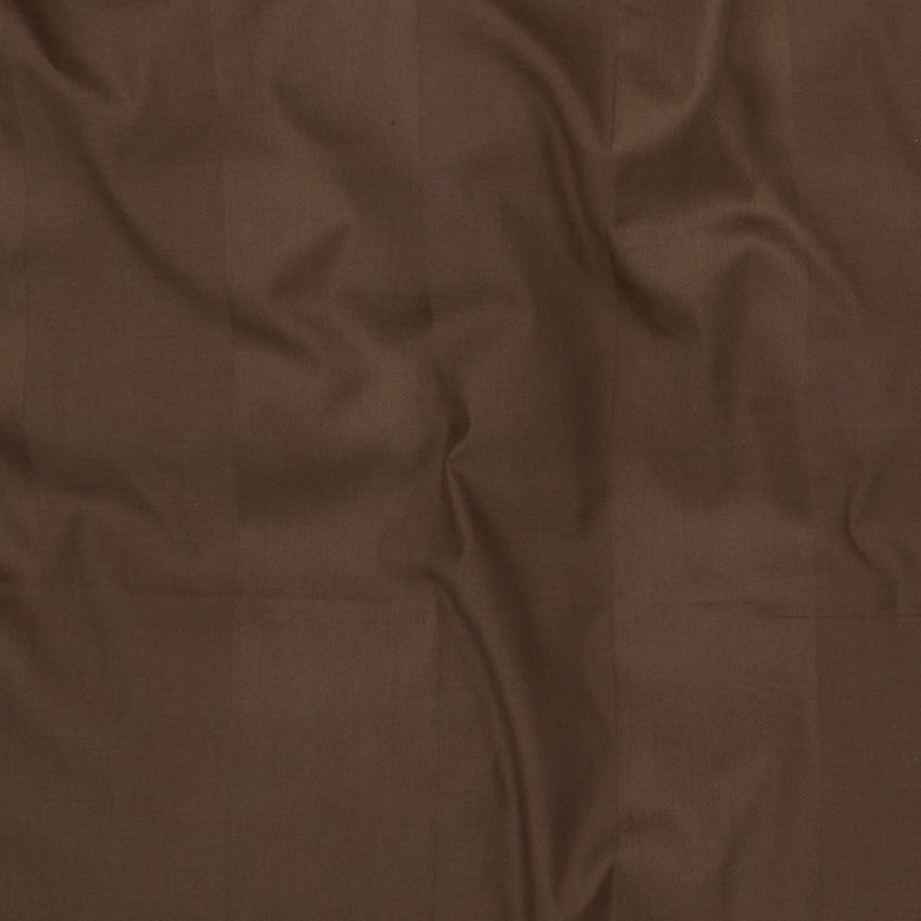 Krupni plan čokoladno smeđeg set posteljine koja uključuje navlaku za poplun i jastučnicu