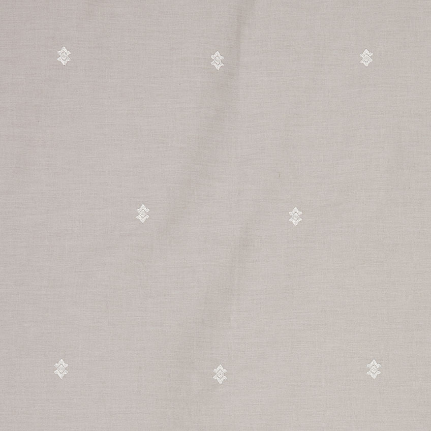 Set posteljine ELLIE izvezen je prekrasnim, detaljnim bijelim motivima
