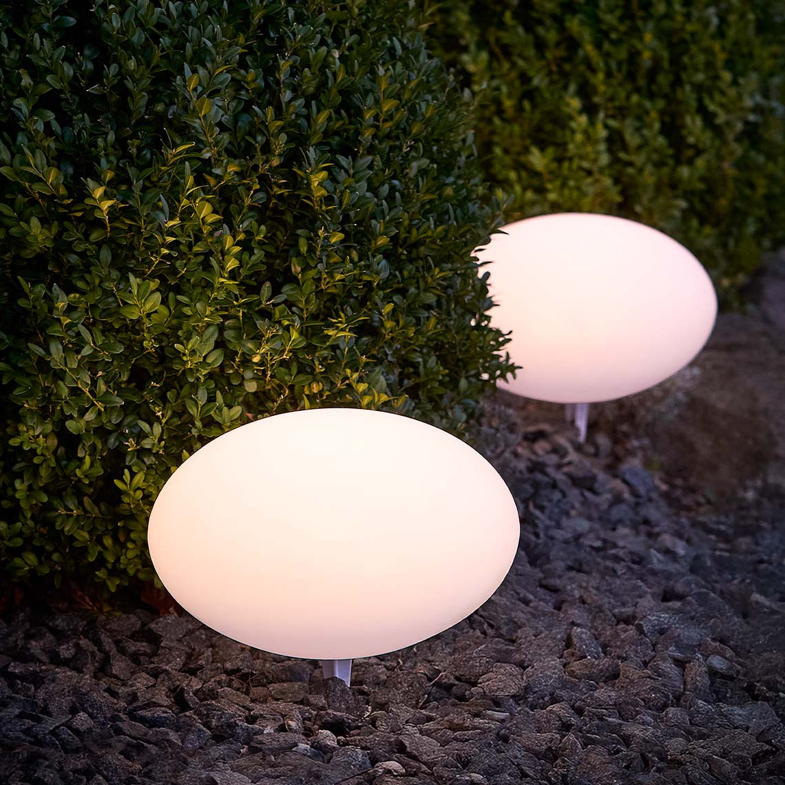 Solarna lampa HAVESANGER dostupna je u dvije veličine Bijele, okrugle solarne lampe s mekim, toplim svjetlom