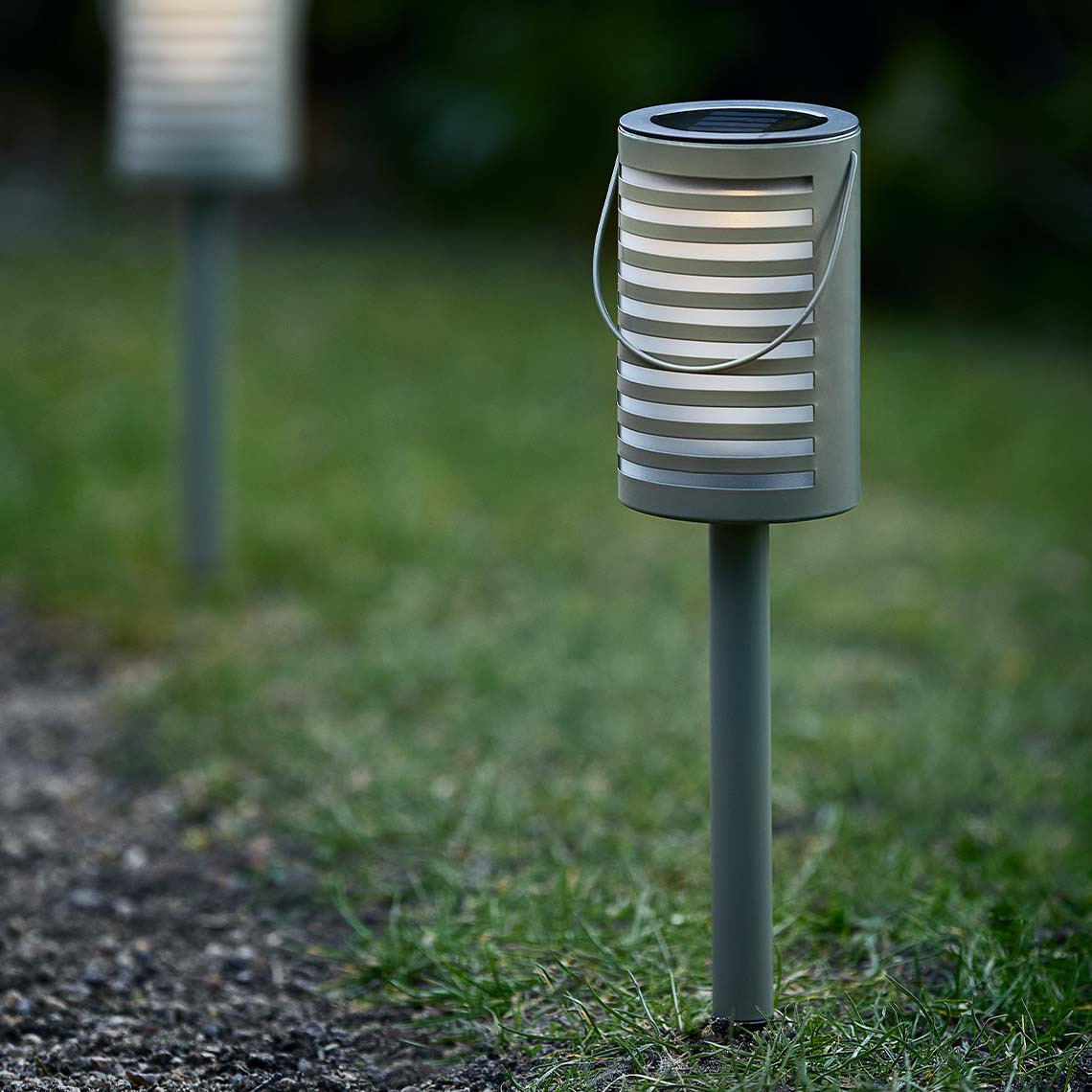 HAVSULE solarna lampa Solarna lampa je moderna, skandinavskog dizajna postavljena u travnjak