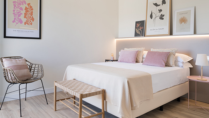 "Hotelska soba puna boja i svjetla, namještena i dekorirana JYSK namještajem  "