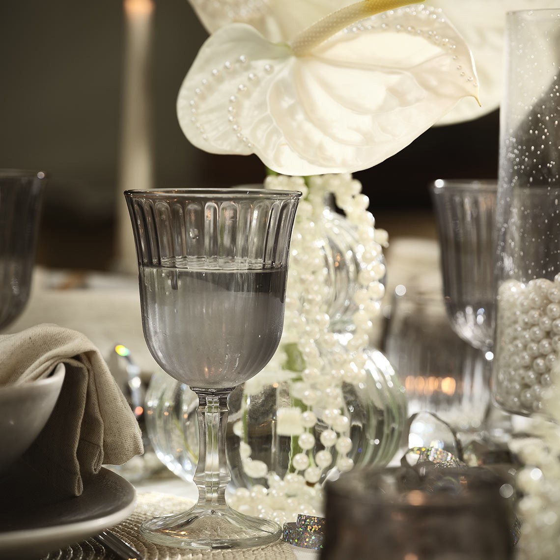 FRIDOLIN vinska čaša Vinska čaša na postavljenom stolu