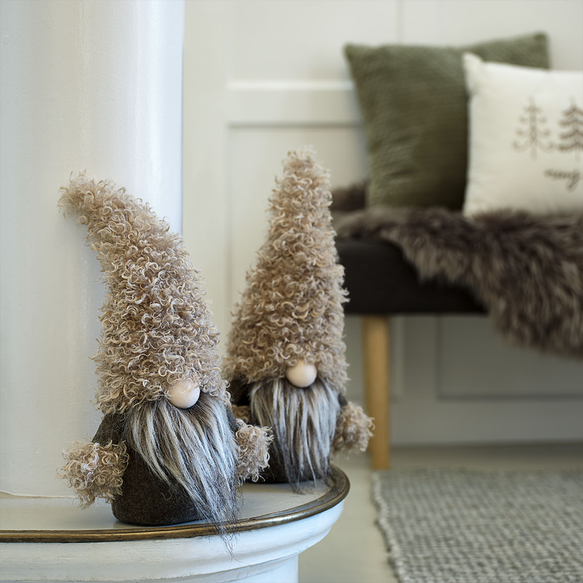 Božićni patuljci LARVIKIT u nježnim nijansama zelene i smeđe Mali ukrasni božićni patuljci u nijansama zelene i smeđe na komodi