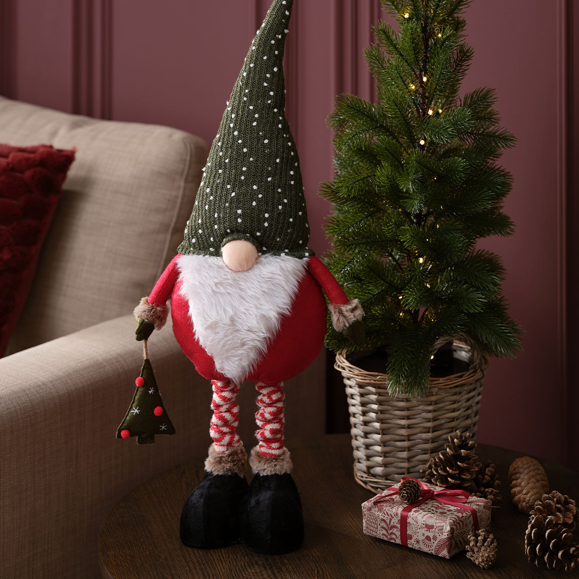 Božićni patuljak KULDE ima slatki okrugli nos i veliku bijelu bradu Skandinavski božićni patuljak s dugmastim nosom, bijelom bradom i sivim šeširom