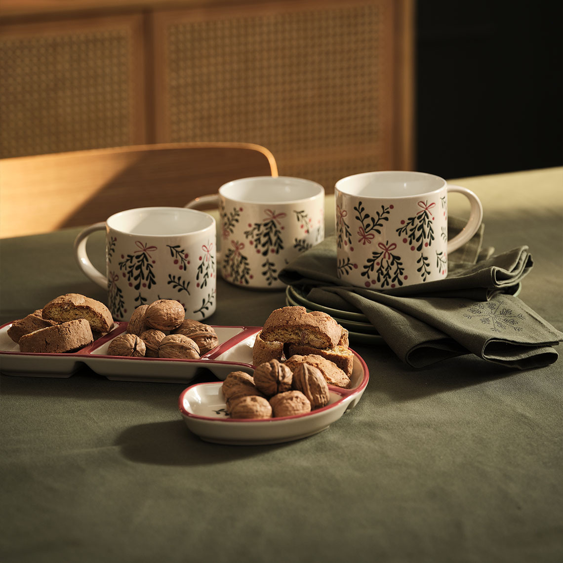 LIN božićne šalice, LIN božićna zdjela i platneni ubrusi STJERNESTEN Božićne šalice, zdjela i božićni platneni ubrusi na stolu