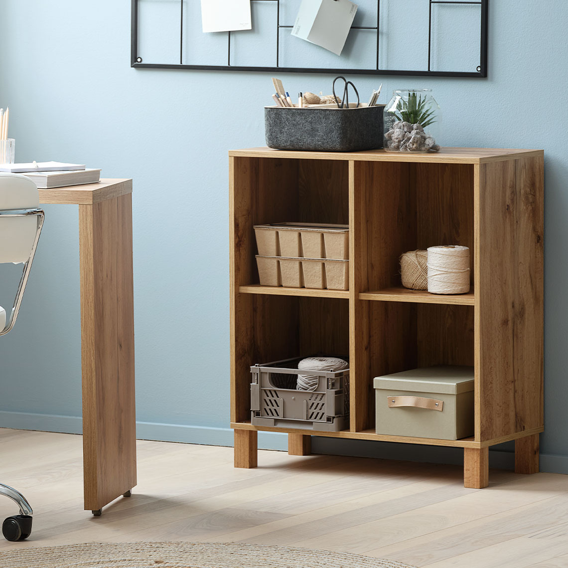 Modul zidnog elementa SKALS s 4 pretinca Modularni zidni skladišni element s četiri pretinca, postavljen na pod s odgovarajućim nogicama