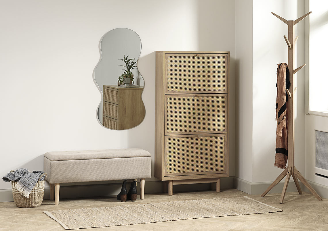 Hodnik s klupom za hodnik i ormarićem za cipele