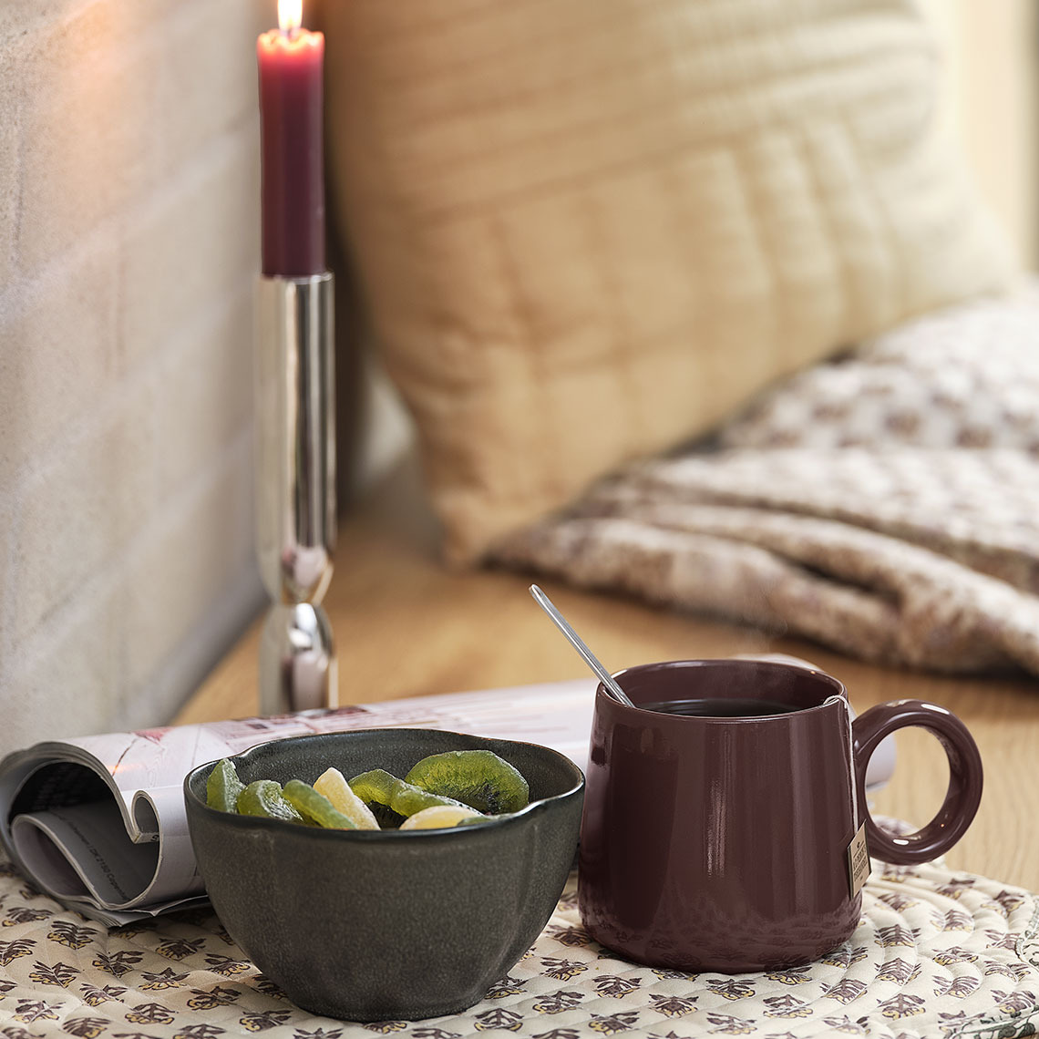 Zdjela i šalica na podmetaču